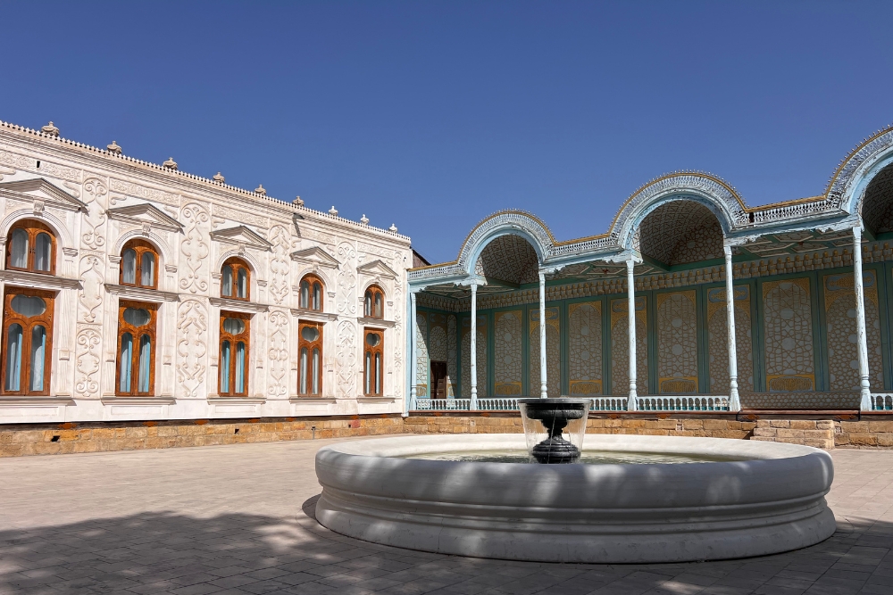 inner yard Sitorai Mokhi-Khosa Palace