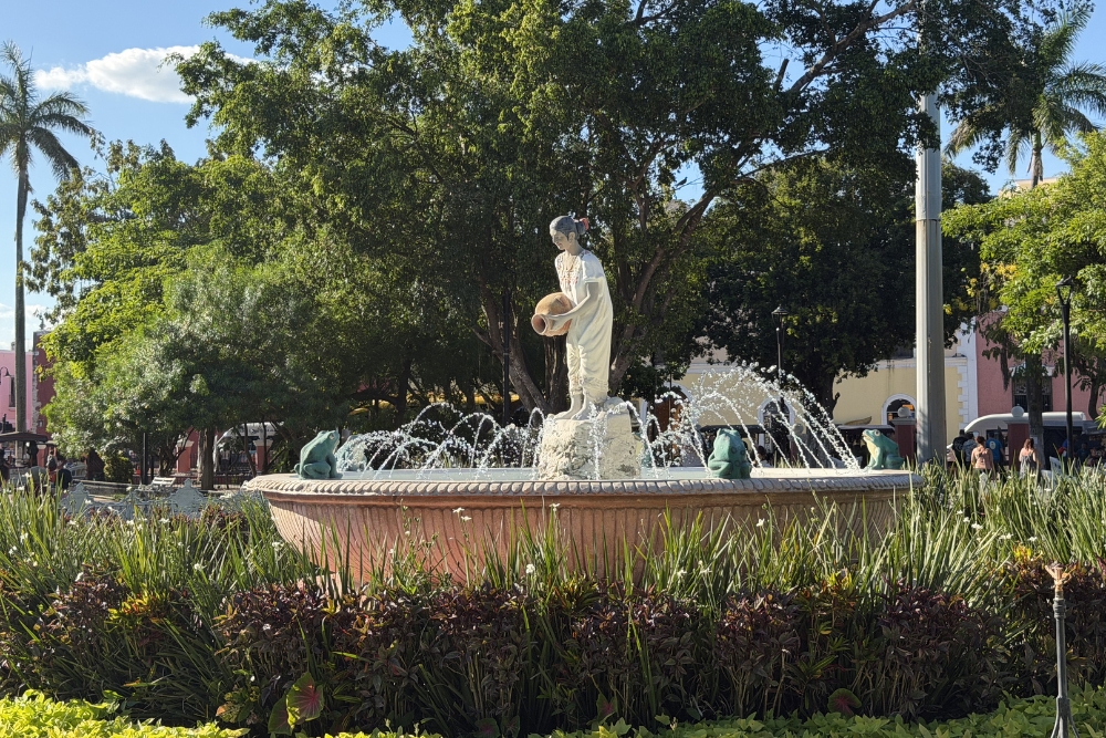 Parque Francisco Cantón Rosado and La Mestiza Fountain Valladolid