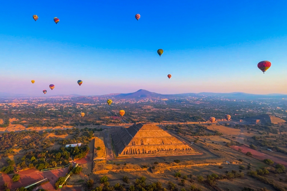 A sunrise hot air balloon flight Teotihuacán Mexico AmigoTours